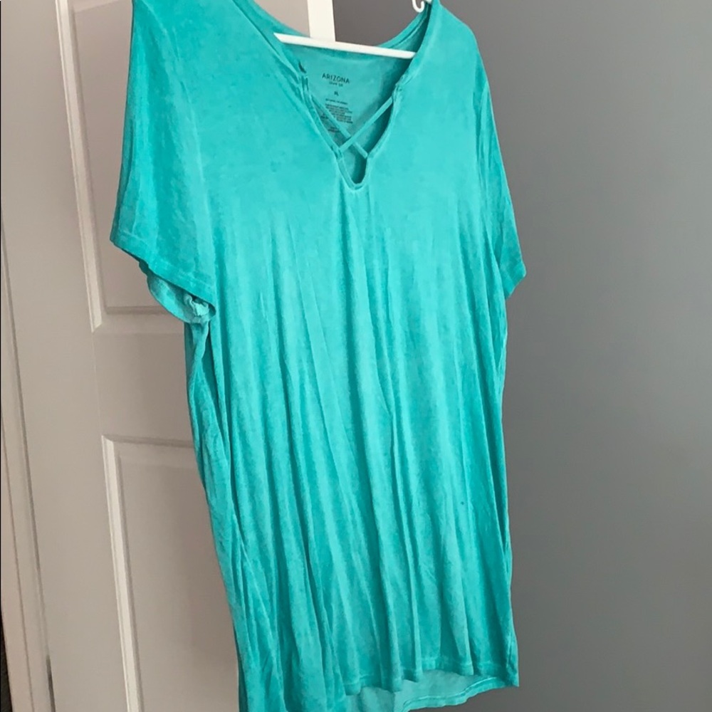 Teal t-shirt with v-neck cross